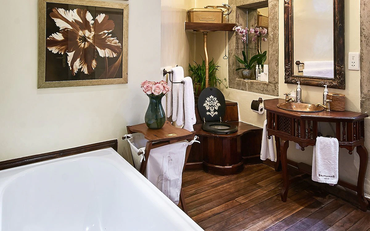 Interior image of the en suite bathroom at one of the Giraffe Manor suites