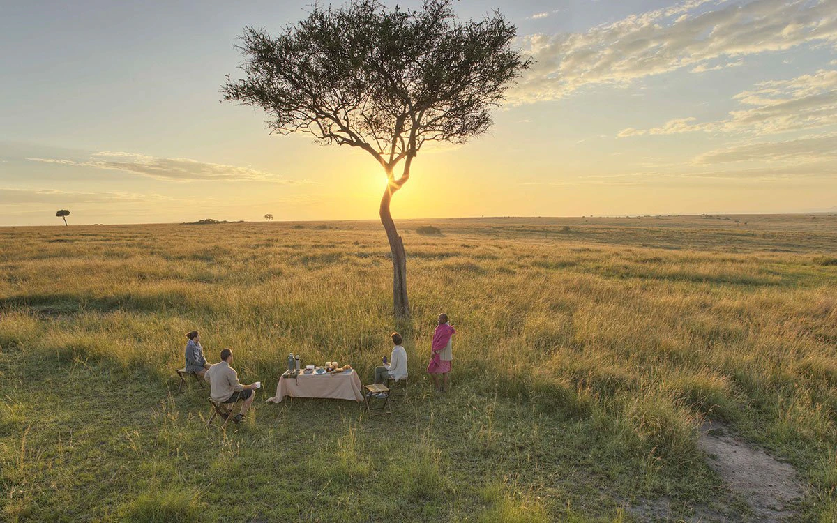 Guests enjoy a delicious breakfast watching the sun rise on safari