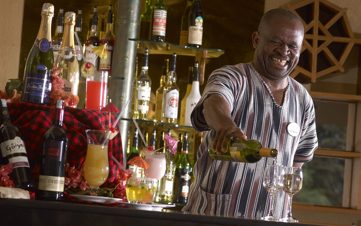 The friendly barman at Ashnil Aruba pours out drinks for guests