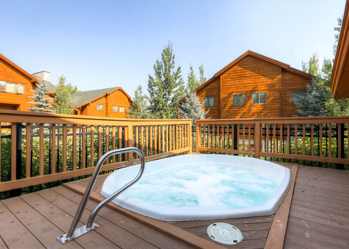 External image of a hot tub at Timber Wolf Lodge during the summer.