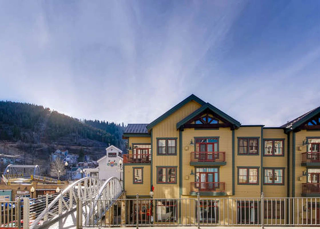 Exterior image of Lift Lodge in downtown Park City.