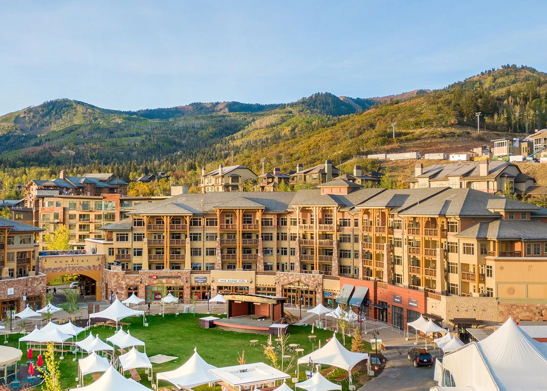 External view of Sundial Lodge in Park City on a warm, summer’s day.