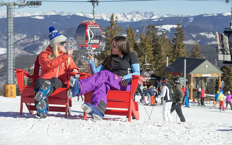 Group enjoying après-ski dining at a mountain resort—culinary perks offered with Aspen luxury vacation rentals. Group enjoying après-ski dining at a mountain resort—culinary perks offered with Aspen luxury vacation rentals.