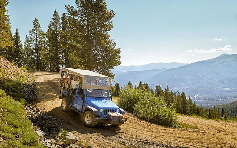 Off-road SUV transfer navigating mountain terrain, illustrating seamless access and service from Breckenridge luxury rentals. Off-road SUV transfer navigating mountain terrain, illustrating seamless access and service from Breckenridge luxury rentals.