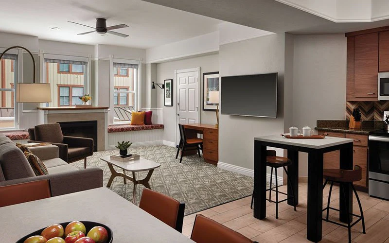 Marriott’s Mountainside Park City Condos spacious living room with fireplace and resort-style décor near the slopes.